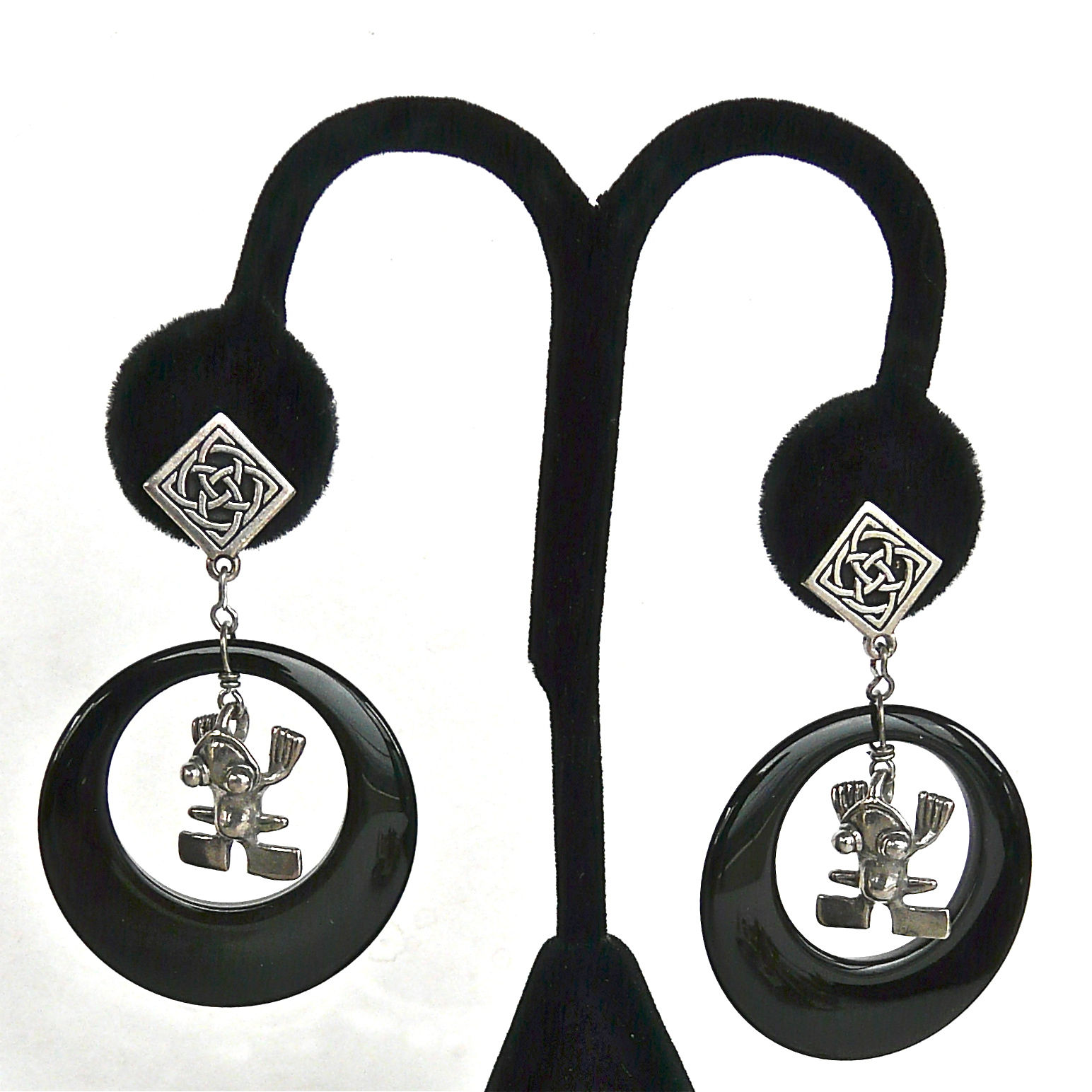 CE1424 onyx loops, silver frog earrings