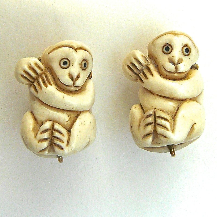 CE1934 Bone monkey french clip earrings