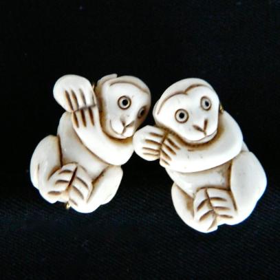 CE1934 Bone monkey french clip earrings