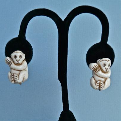 CE1934 Bone monkey french clip earrings
