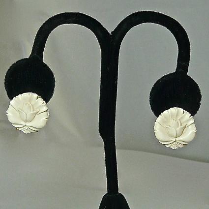 CE4872 -3 Mammoth ivory flower button earrings